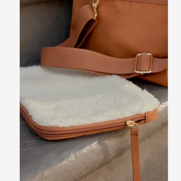 DSW Exclusive Free Weekender - Picture 5 of 7